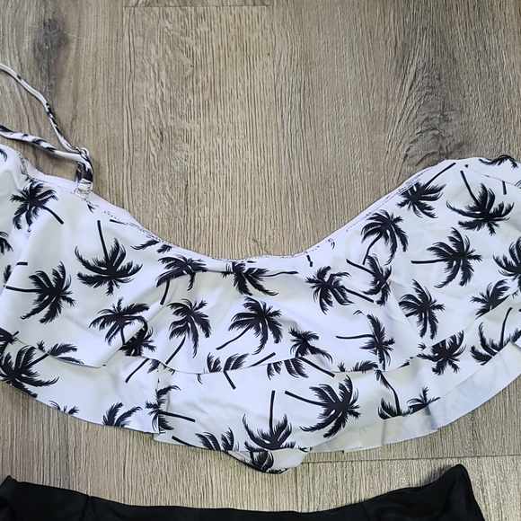 Swimsuit - Picture 3 of 4